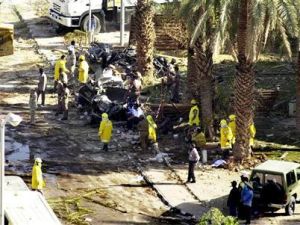 رجال انقاذ بموقع تفجير استهدف مجمعا سكنيا غربي الرياض في 9 نوفمبر تشرين الثاني 2003 
