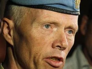 الجنرال روبرت مود يتحدث لوسائل الاعلام لدى وصوله الى مطار دمشق
