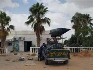 مقاتل من المعارضة بجوار منصة اطلاق صواريخ في الجبل الغربي