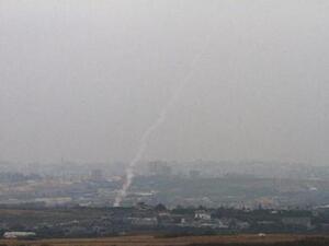عمود من الدخان عقب اطلاق صاروخ من شمال غزة باتجاه اسرائيل يوم الثلاثاء. 
