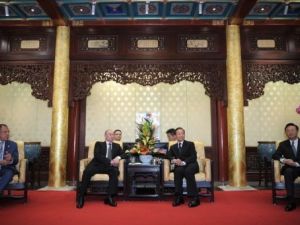 رئيس الوزراء الصيني وين جياباو والرئيس الروسي فلاديمير بوتين يتوسطان وزيري الخارجية الصيني يانغ جيشي (يمين) والروسي سيرغي لافروف 
