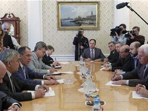 وزير الخارجية الروسي سيرجي لافرف (الثالث الى اليسار) خلال استقباله الوفد الفلسطيني في موسكو
