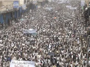 محتجون مناهضون للحكومة في مسيرة تطالب بتنحي الرئيس اليمني علي عبد الله صالح في مدينة صعدة 