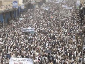 محتجون مناهضون للحكومة في مسيرة تطالب بتنحي الرئيس اليمني علي عبد الله صالح في مدينة صعدة 