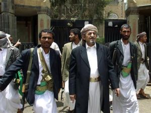 الزعيم القبلي صادق الأحمر (في المنتصف) يسير مع حراس شخصيين خارج منزله في صنعاء 
