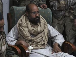 سيف الاسلام القذافي في قبضة المقاتلين المناهضين لحكم ابيه 
