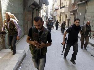 مقاتلون من الجيش السوري الحر بشارع في حي صلاح الدين في حلب 