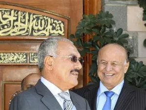 الرئيس اليمني علي عبد الله صالح وبجواره نائبه عبد ربه منصور هادي
