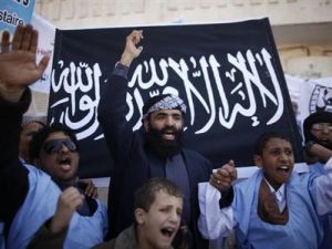 محتجون يرددون هتافات تندد بالغارات الجوية الأمريكية بطائرات بدون طيار في اليمن 
