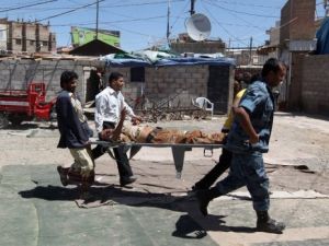 نقل احد الجنود المنشقين اثر اصابته خلال تظاهرة معرضة للنظام في صنعاء
