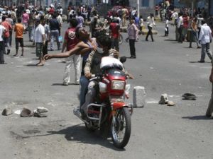 سائق دراجة نارية يقوم بنقل احد المصابين في صنعاء