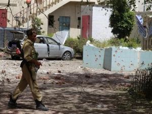 جندي امام وكالة انباء سبأ اليمنية الحكومية التي اصيب مبناها باضرار جراء اشتباكات اندلعت مؤخرا بين الشرطة ومسلحين قبليين في صنعاء
