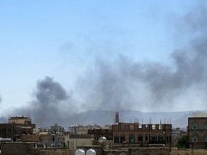 اعمدة الدخان تتصاعد فوق حي في صنعاء شهد مواجهات عنيفة