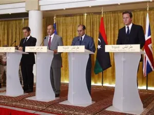 (من اليمين لليسار) ديفيد كاميرون ومحمود جبريل ومصطفى عبد الجليل ونيكولا ساركوزي في مؤتمر صحفي في طرابلس 