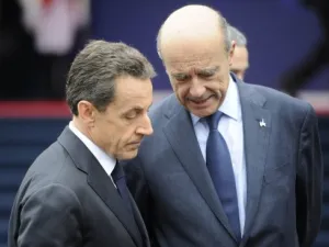 وزير الخارجية الفرنسي الان جوبيه مع الرئيس نيكولا ساركوزي
