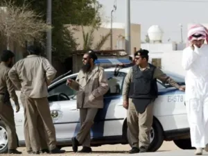 عناصر من الشرطة السعودية في المونسية 
