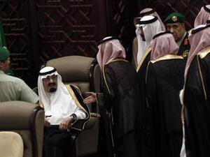 أعضاء بمجلس الشورى السعودي ينتظرون لمحادثة العاهل السعودي الملك عبد الله بن عبد العزيز (الجالس يسارا) في الرياض يوم الأحد
