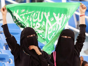 امراتان ترفعان علم السعودية