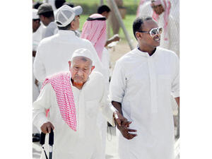 يوجد نحو 500 ألف عامل وافد في القطاع الخاص أعمارهم تجاوزت الـ 60 عاما من بين إجمالي العمالة الوافدة التي يزيد عددها على ثمانية ملايين عامل في السعودية يوجد نحو 500 ألف عامل وافد في القطاع الخاص أعمارهم تجاوزت الـ 60 عاما من بين إجمالي العمالة الوافدة التي يزيد عددها على ثمانية ملايين عامل في السعودية