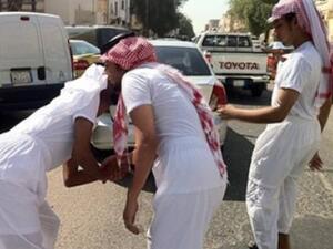 Young men wearing long underpants in public (Photo: Hadath)