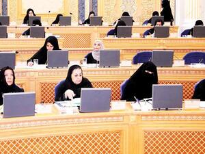 According to the report, there were 998,100 government employees in the Kingdom consisting of 991,000 Saudi men and women.