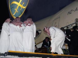 ابناء ولي العهد السعودي سلطان بن عبد العزيز ينزلون نعشه من فوق طائرة في قاعدة جوية بالرياض 

