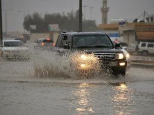 مشهد لاحد الشوارع التي اغرقتها الفيضانات في الرياض
