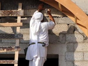 عامل اجنبي في ورشة بناء في الرياض
