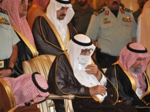 العاهل السعودي الملك عبد الله بن عبد العزيز اثناء جنازة ولي العهد الامير سلطان في الرياض
