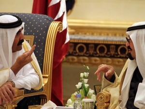 العاهل السعودي وامير قطر قبيل القمة