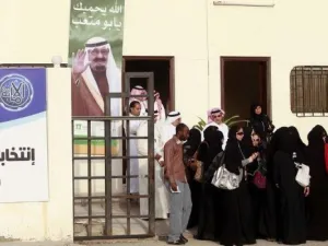 سعوديات امام احد مراكز الانتخابات البلدية في جدة
