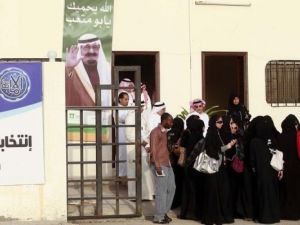 سعوديات امام احد مراكز الانتخابات البلدية في جدة
