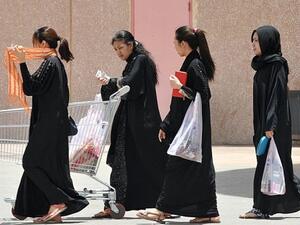 في سابقة تعد الأولى من نوعها على مستوى سوق العمل في المملكة، رفعت السفارة الفلبينية يدها معلنة حظر سفر مواطناتها للعمل في المملكة بمهنة عاملة منزلية قبل حوالي 3 سنوات إلا بشروط أهمها أن يكون راتبها 1500 ريال في سابقة تعد الأولى من نوعها على مستوى سوق العمل في المملكة، رفعت السفارة الفلبينية يدها معلنة حظر سفر مواطناتها للعمل في المملكة بمهنة عاملة منزلية قبل حوالي 3 سنوات إلا بشروط أهمها أن يكون راتبها 1500 ريال