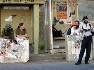 جنديان ومستوطنان عند حاجز زعترة 