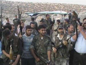 مقاتلون ينتمون للجيش السوري الحر في جسر الشغور
