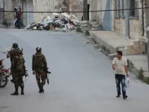 صورة التقطت خلال جولة نظمتها السلطات تظهر دورية للجيش السوري في جسر الشغور