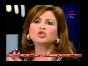 لقطة من فيديو يظهر الهام شاهين منفعلة بعد سماعها هجوم الداعية بدر