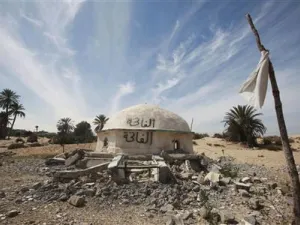 بقايا ضريح الشيخ زويد في مدينة الشيخ زويد بشمال سيناء