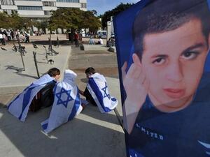 طلاب اسرائيليون يشاركون في احتجاج في تل ابيب للمطالبة باطلاق سراح جلعاد شاليط
