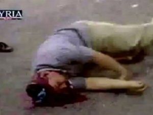 لقطة من فيديو تظهر متظاهرا اطلقت عليه النار في حماة