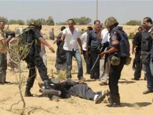 صورة أرشيفية لأفراد من قوات الأمن المصرية يلقون القبض على من يشتبه انه من المتشددين الاسلاميين أثناء غارة في منطقة الجورة بسيناء
