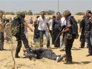 صورة أرشيفية لأفراد من قوات الأمن المصرية يلقون القبض على من يشتبه انه من المتشددين الاسلاميين أثناء غارة في منطقة الجورة بسيناء
