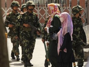 امرأتان من الاويغور تمران امام شرطة صينية في اورومتشي عاصمة شينجيانغ
