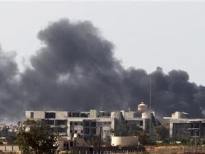 دخان فوق مدينة سرت بصورة التقطت يوم الثلاثاء. 