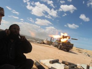 مقاتلو المجلس الانتقالي الليبي يطلقون صواريخ غراد خلال معارك في سرت
