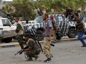 مقاتلون تابعون للمجلس الانتقالي يشتبكون مع جنود القذافي في سر
