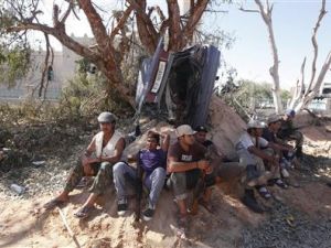 مقاتلو الحكومة الليبية في استراحة يوم الاحد خلال الاشتباكات مع مقاتلين موالين للقذافي في سرت
