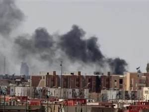 دخان يتصاعد فوق مدينة سرت
