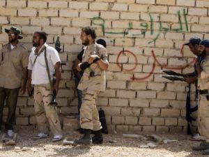 مقاتلون موالون للمجلس الانتقالي الليبي في بني وليد 