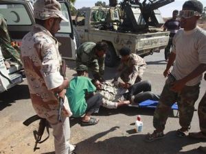 مقاتلون من الحكومة المؤقتة ينقلون مصابا قرب سرت
